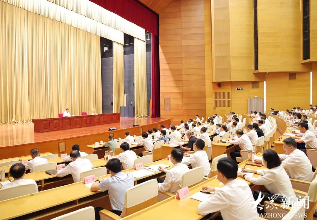 第三十四期山东干部讲堂暨省委理论学习中心组辅导报告会举行